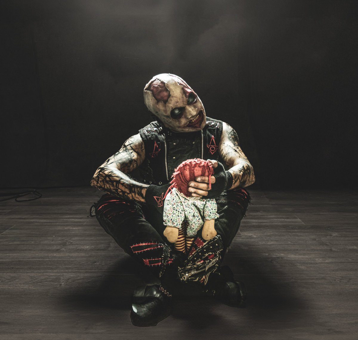 amerakin_od's tweet image. Pito aka Pete is the #hypeman and #backupvocalist for Amerakin Overdose! He embodies a dark persona with a pale distorted face, red fleshy blood-like patterns and scared from a twisted world that is corrupt, evil, and decaying. 

#aggrotech #cybermetal #darksynth