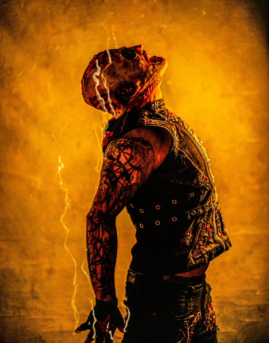 amerakin_od's tweet image. Pito aka Pete is the #hypeman and #backupvocalist for Amerakin Overdose! He embodies a dark persona with a pale distorted face, red fleshy blood-like patterns and scared from a twisted world that is corrupt, evil, and decaying. 

#aggrotech #cybermetal #darksynth