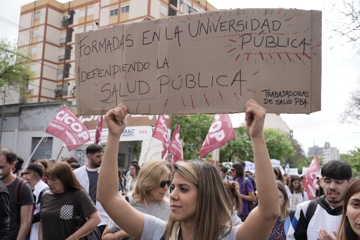 CICOP_ok's tweet photo. 📢 En el Día de la #SaludMental, nos movilizamos desde el Hospital Rawson al Hospital Bonaparte en defensa del sistema público de salud que hoy está en peligro.

Seguiremos resistiendo las embestidas de este Gobierno cruel y luchando por este derecho fundamental que es la SALUD! https://t.co/UmYGGIl1Qd