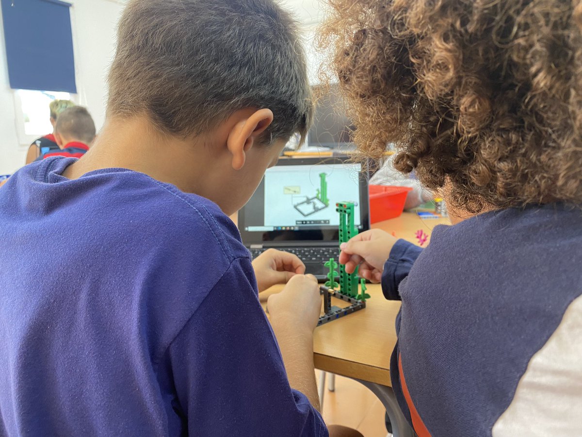 escolaUlldeVent's tweet photo. Avui ha tocat unboxing i muntatge de les proves per la @FLLTgn_Reus 
La sala de robòtica comença a entrar en mode First Lego League i el nostre robot debuta en 3, 2, 1… 🤖#submerged @FLL_Spain https://t.co/MiylCV8nFk