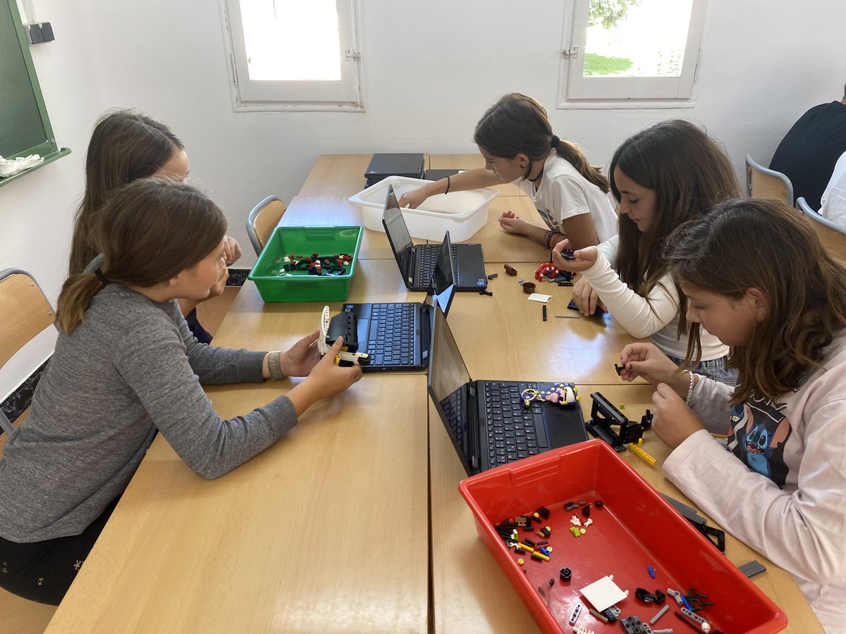 escolaUlldeVent's tweet photo. Avui ha tocat unboxing i muntatge de les proves per la @FLLTgn_Reus 
La sala de robòtica comença a entrar en mode First Lego League i el nostre robot debuta en 3, 2, 1… 🤖#submerged @FLL_Spain https://t.co/MiylCV8nFk