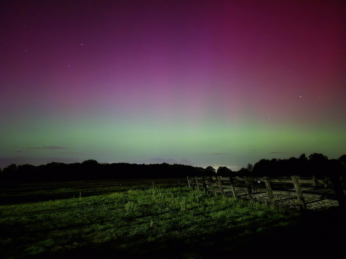 Het noorderlicht is nu met het oog goed zichtbaar.