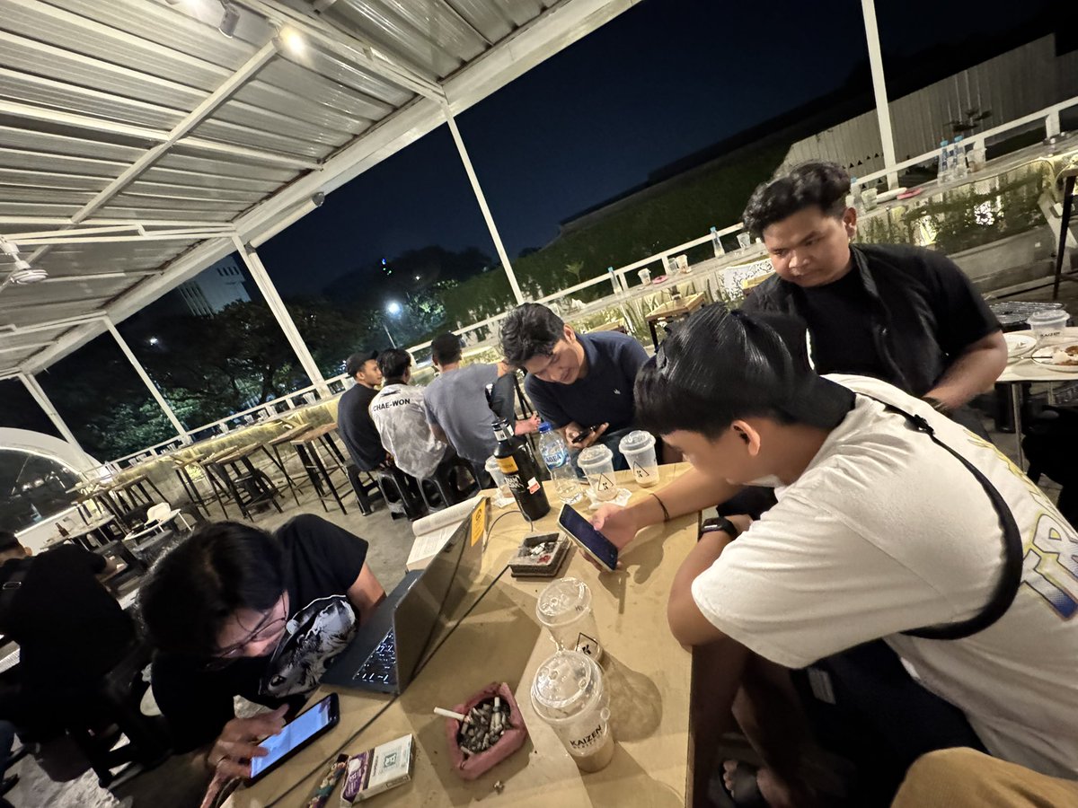 idontknowdevil's tweet image. Potret jamaah yang tidak berbahagia~