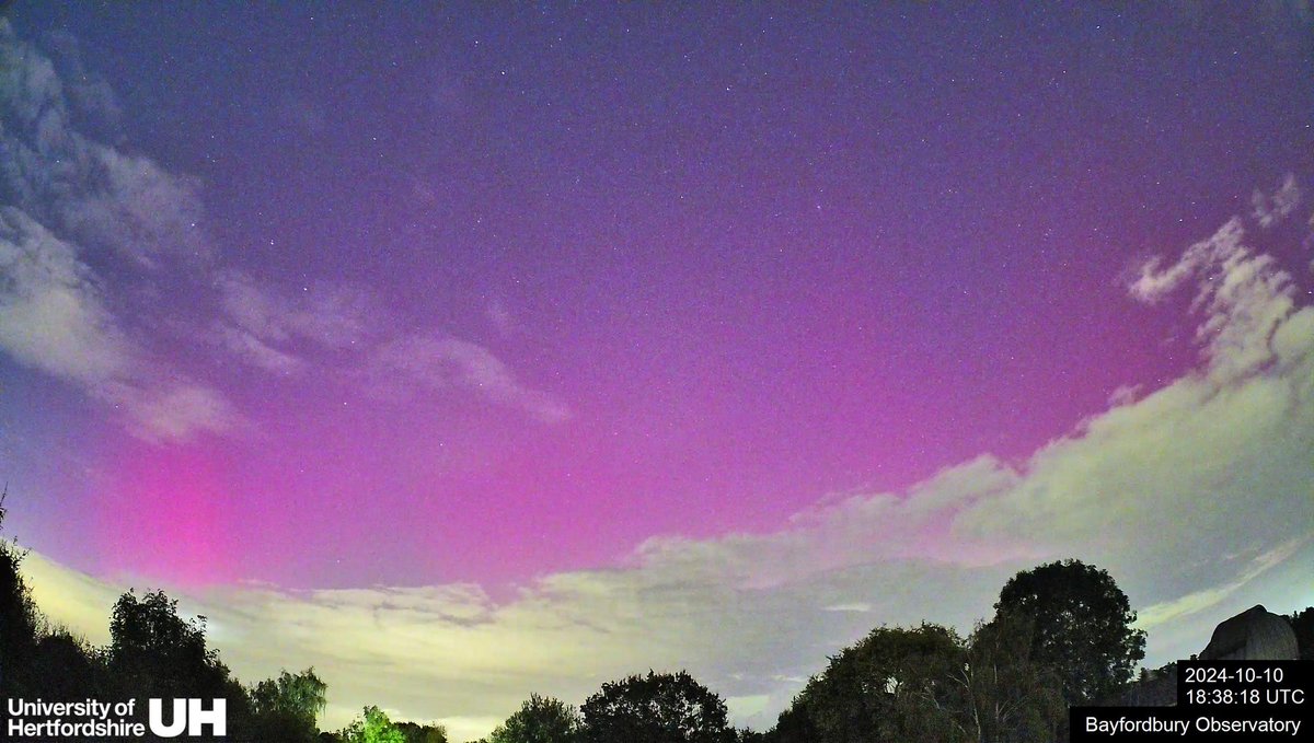 Very strong #aurora visible above Hertfordshire right now. #Auroraborealis #northernlights