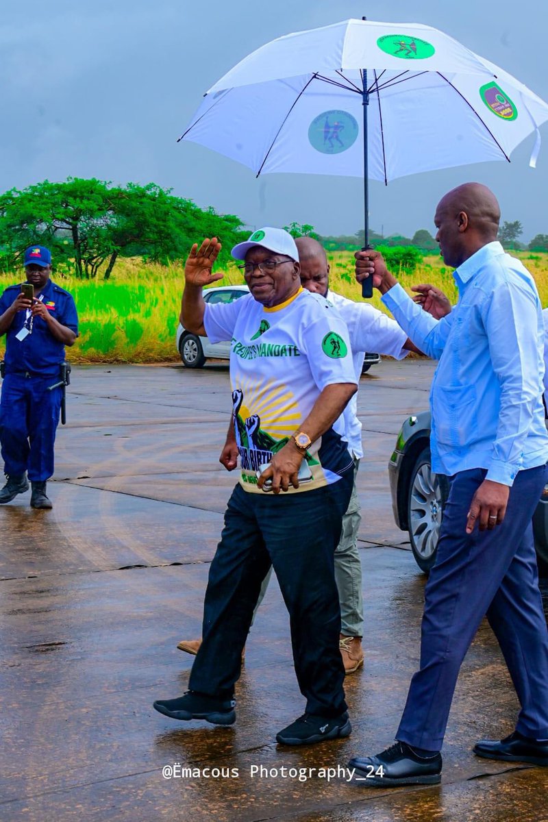 Retweet if you love President Jacob Zuma ❤️ 💕