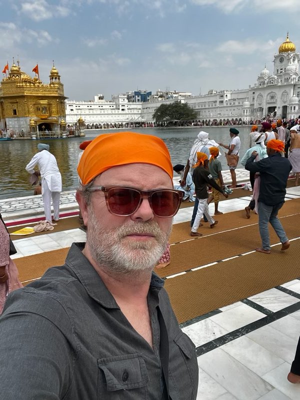 simran's tweet photo. Rainn Wilson (Dwight Schrute from The Office) is one of the most successful actors of our time. He’s also spiritually committed and curious.

Loved my conversation with him about mental health, happiness, and his Baha’i faith. 

Check out our convo here: https://t.co/GRerT9DI81 https://t.co/M3QLLpfQmO