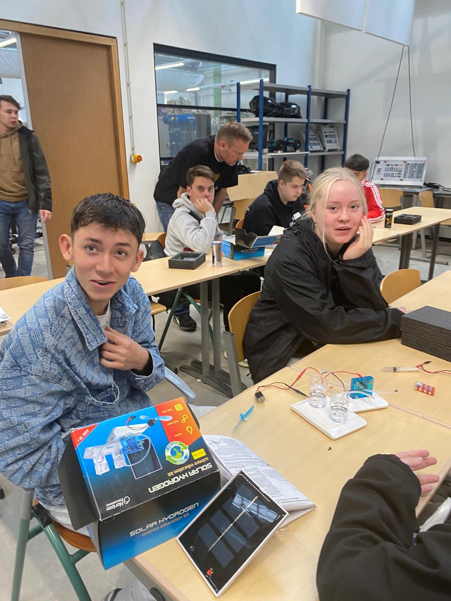 Les groupes sont mixés. La coopération au coeur du projet KA2 ACME entre les élèves et entre les professeurs européens 🇮🇹 🇪🇸🇫🇷🇳🇱🇫🇮