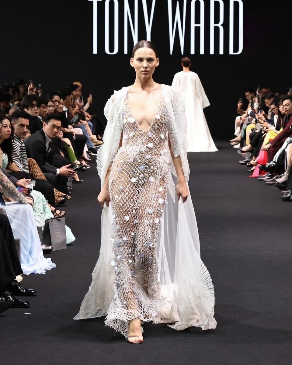 Tony Ward brings timeless Couture to the opening of Elle Fashion Week in Thailand. He was invited as Elle’s guest of honour and contributed to their mission of embracing “Youth energy” to empower visionary designers!

#TonyWardCouture #ElleFashionWeek #ElleMenThailand