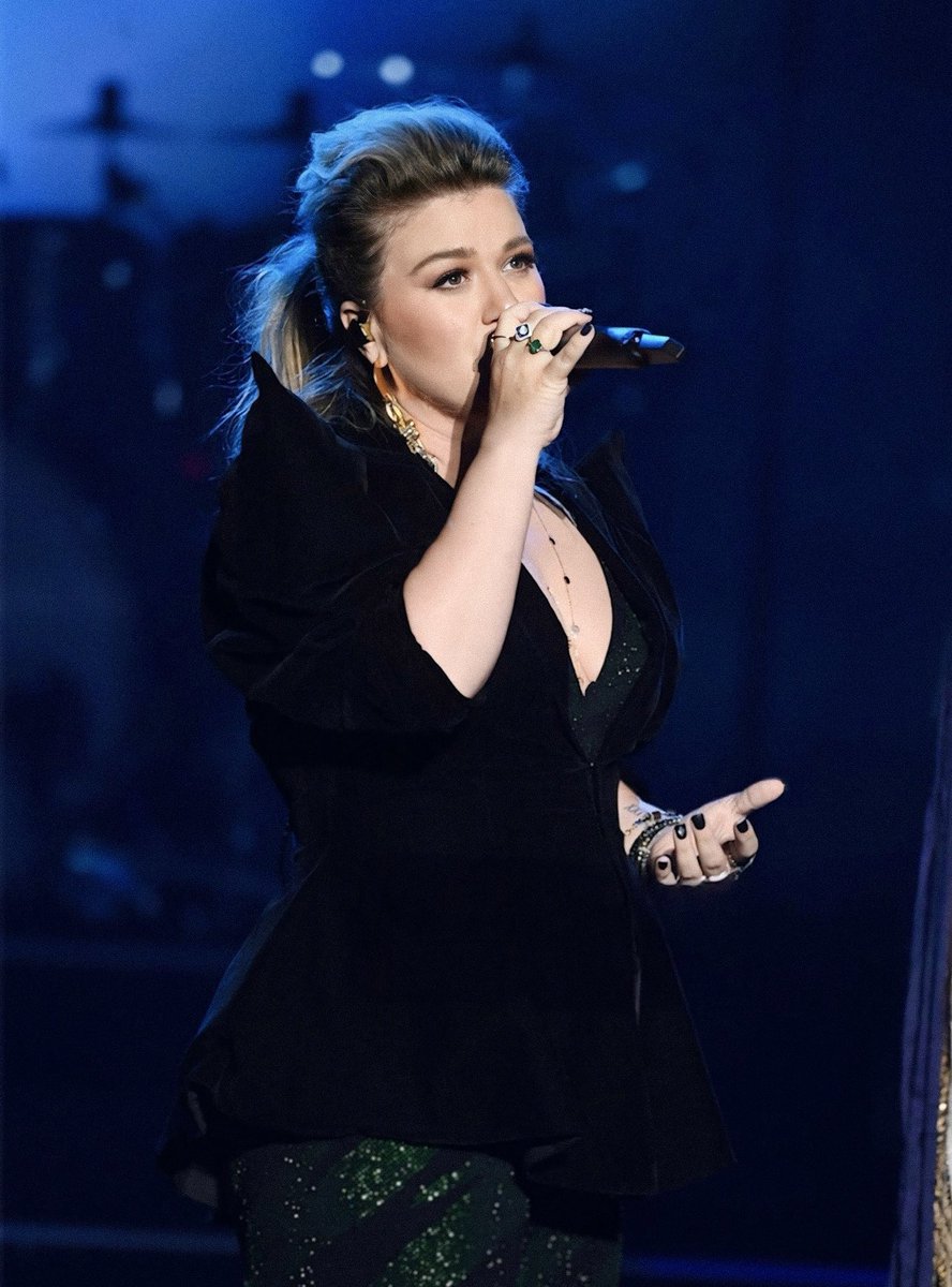 KellyStats's tweet photo. Kelly Clarkson has been nominated for “Best Female Headliner" at the Las Vegas Entertainment Awards. https://t.co/mIYKAELf54