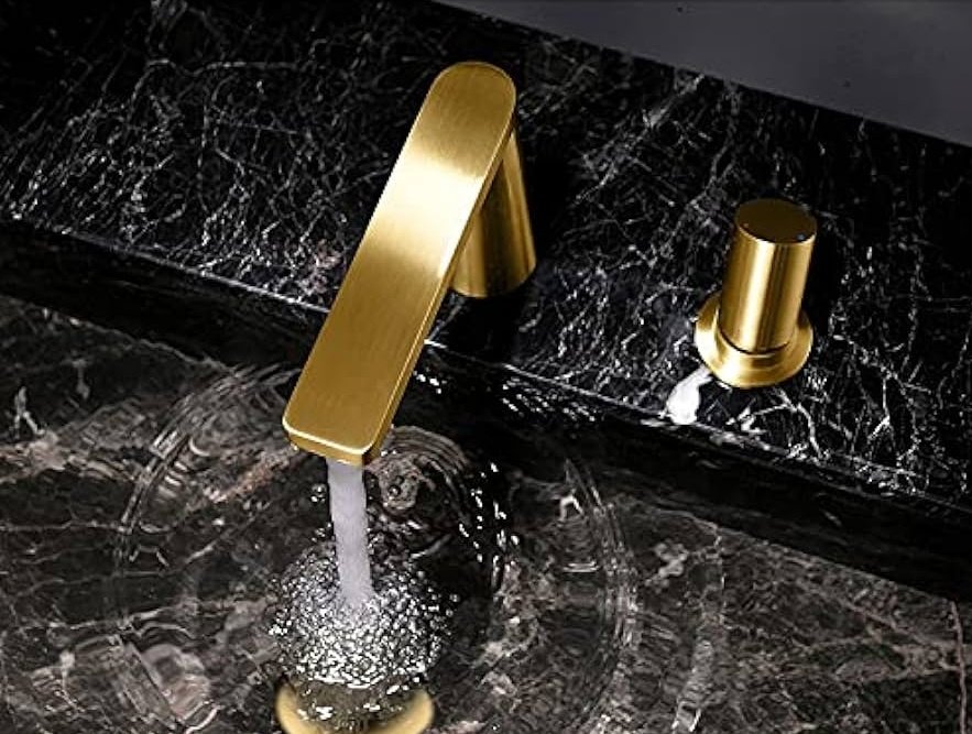 SATapGallery's tweet image. Tap 💦 Can never get tired of gold. And the black marble sink... 🔥 Splash away! 🥰

#fillthevoid #therighttime #SATapGallery #tap #photo #taps #PHOTOS #design #tapdesigns #shapes #water #Thursdayvibes #Thursdaymood #Thursdayfeeling #browse #feastyoureyes #gallery #gold #black