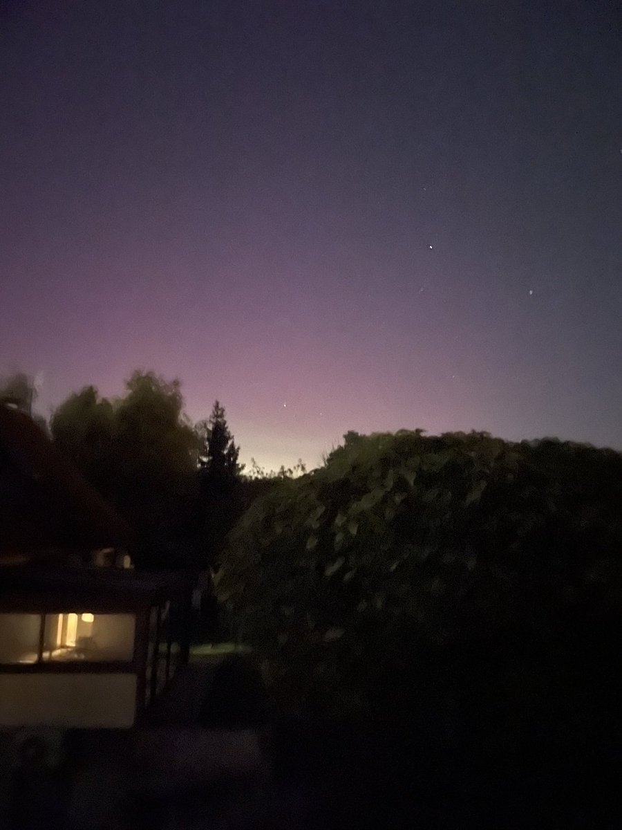 liloupen's tweet photo. Pause longue sur mon téléphone en direction du nord et on voit #auroreboreale 
Merci @EricLagadec pour les info
#loiret @pourinfo https://t.co/Vk0uT0cfV6