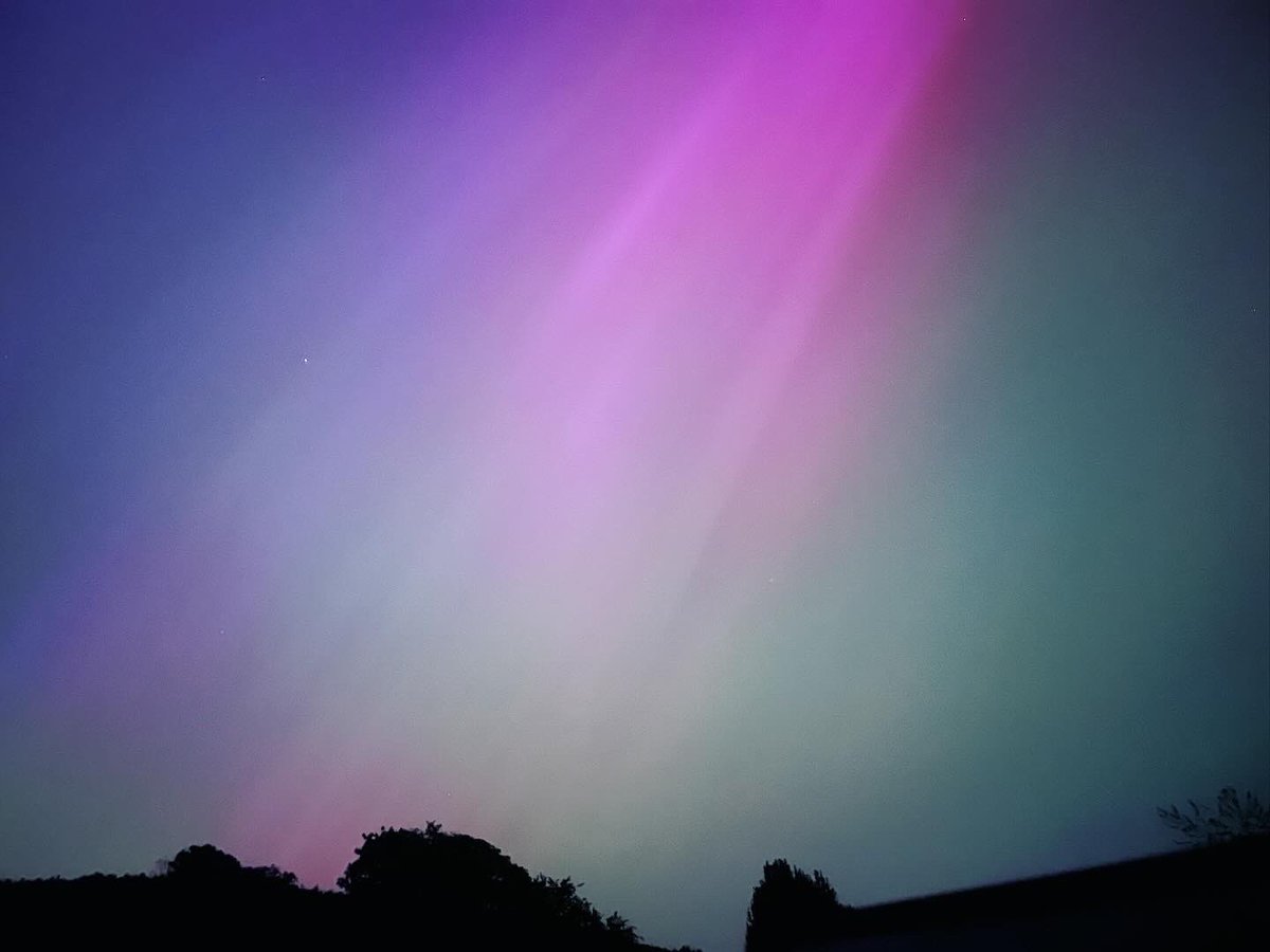 📣 Aurora alert 🚨 

Look to north away from light pollution and use your phone to take a picture.

Reports coming in right across the U.K. right now!!