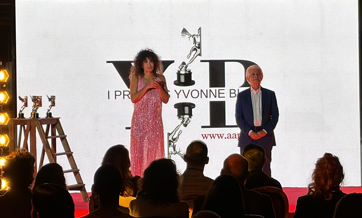 🎤✨ Contamos con dos grandes del diseño del vestuario y la moda como maestros de ceremonias de los Premios Yvonne Blake. Cristina Rodríguez y Guillermo Montesinos, dan inicio a esta noche en la que celebramos el talento en vestuario.

¡No te pierdas la gala! 
 
👉 👉 Puedes