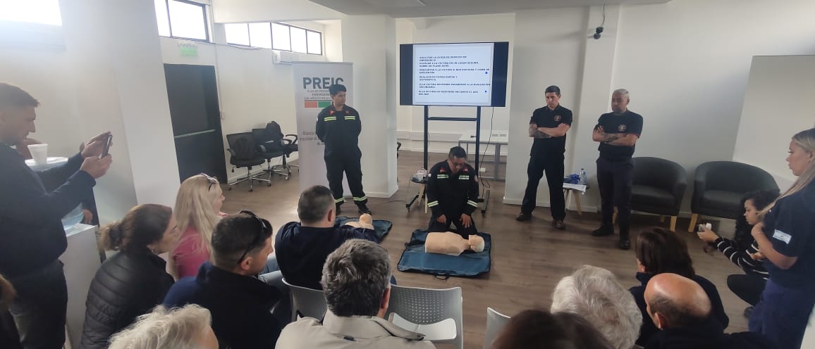 programapreic1's tweet image. Bomberos Voluntarios de Ensenada brindaron una capacitación a los socios del PREIC y la comunidad en general sobre Reanimación Cardiopulmonar, una habilidad fundamental para salvar vidas.
En noviembre repetiremos el entrenamiento en nuestra sede PREIC.