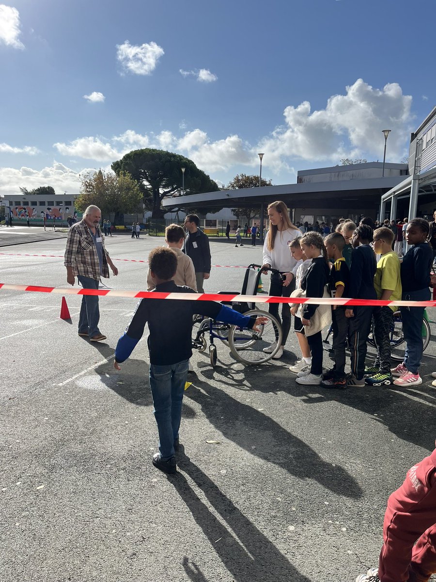 ninisedem's tweet photo. Les rencontres de Missy, un bel événement autour du handicap, merci au collège d’y avoir associé nos élèves de CM2 #inclusion #handicap #aesh #liaisonecolecollege @DSDEN17 https://t.co/0iKtbsQShK