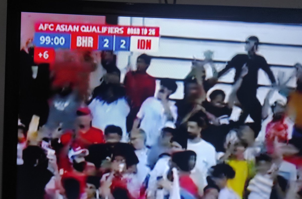 <a href="/theaseanball/">ASEAN FOOTBALL</a> Don't mind the 90+6' 
That lousy bald referee wouldn't blow the whistle until 90+25' or until Bahrain scores.
He didn't event check the VAR for big possibility offside

#AFCMiddleEastConnection