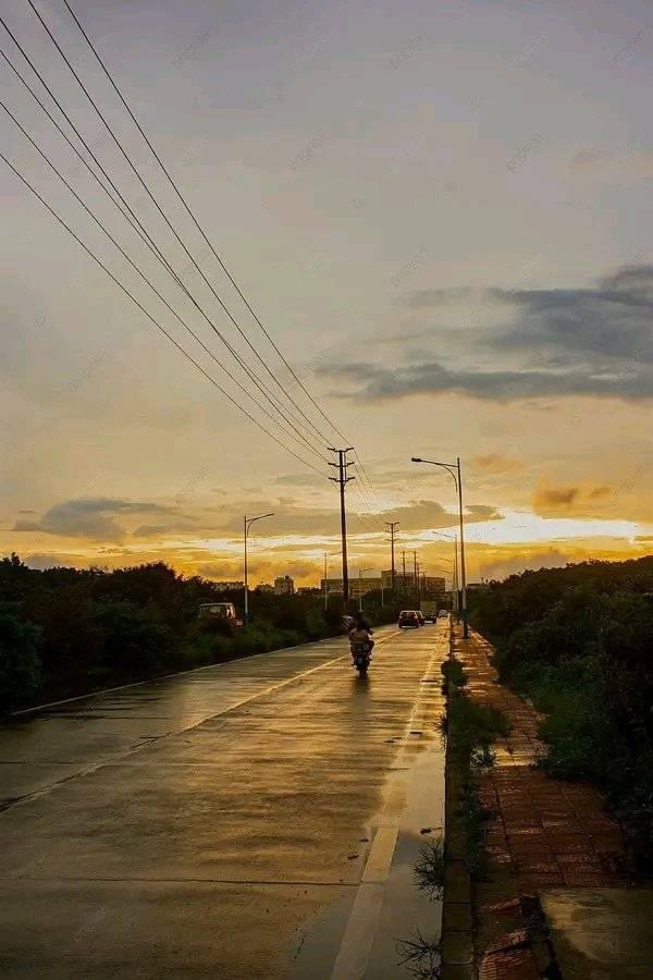 तुम्हारे शहर की रौनक भी खूबसूरत है मगर ,

मेरे  गांव की  जो शाम है  वो लाजवाब  है...