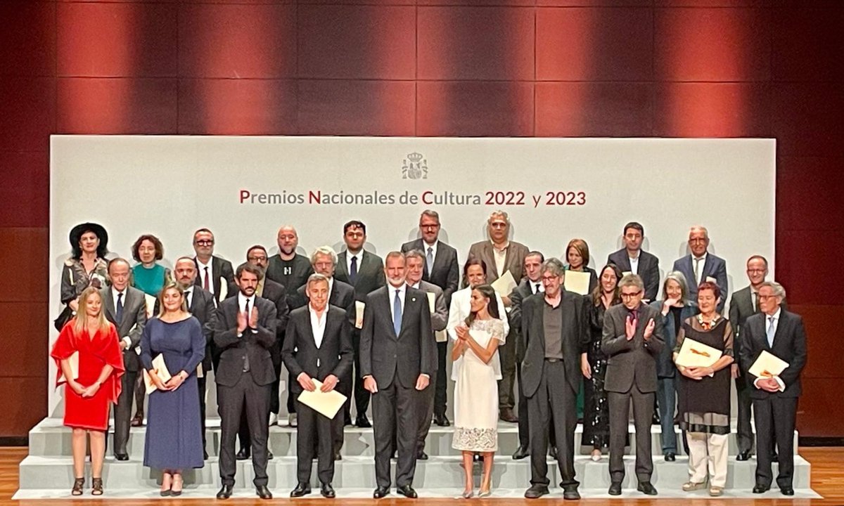 Atrapavientos's tweet photo. 🥳 ¡Ya tenemos el #PremioNacionaldeFomentodelaLectura 2022! Nuestros compis @jorgegonzalvo y @Delponcita (esplendorosos como atestiguan las imágenes tomadas por @laracotera), han recibido el diploma de manos de SS. MM. los Reyes en la gala que se celebra en el @museoreinasofia. https://t.co/z1glV4y1fw