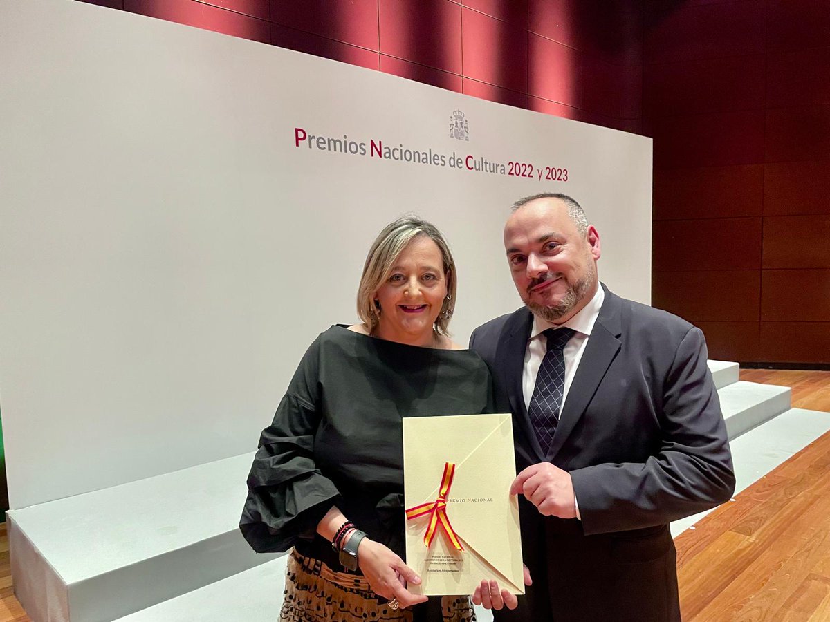 Atrapavientos's tweet photo. 🥳 ¡Ya tenemos el #PremioNacionaldeFomentodelaLectura 2022! Nuestros compis @jorgegonzalvo y @Delponcita (esplendorosos como atestiguan las imágenes tomadas por @laracotera), han recibido el diploma de manos de SS. MM. los Reyes en la gala que se celebra en el @museoreinasofia. https://t.co/z1glV4y1fw