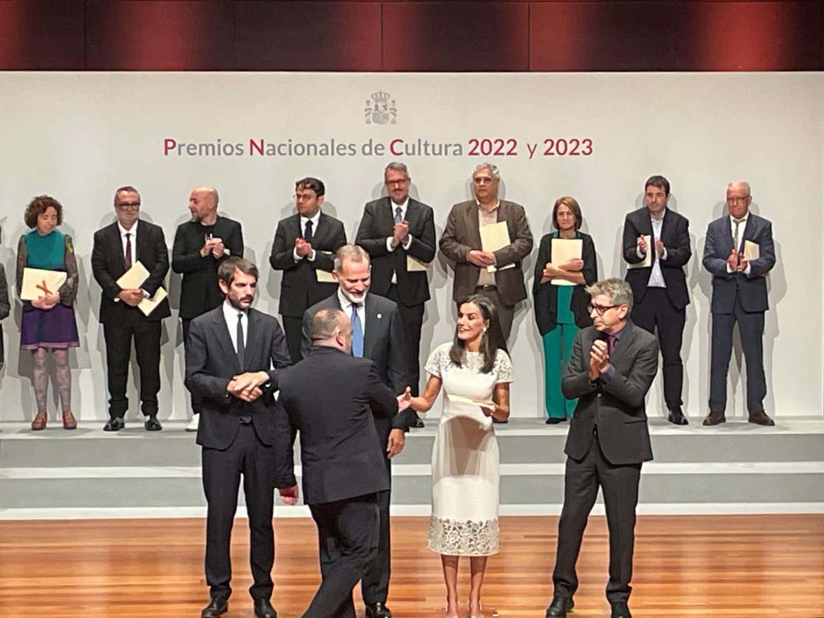 Atrapavientos's tweet photo. 🥳 ¡Ya tenemos el #PremioNacionaldeFomentodelaLectura 2022! Nuestros compis @jorgegonzalvo y @Delponcita (esplendorosos como atestiguan las imágenes tomadas por @laracotera), han recibido el diploma de manos de SS. MM. los Reyes en la gala que se celebra en el @museoreinasofia. https://t.co/z1glV4y1fw