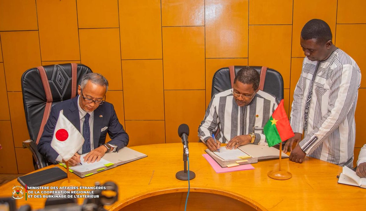 AESinfos's tweet photo. #AESinfo | #Burkina🇧🇫🤝🏾🇯🇵 #Japon
Le Japon renforce son soutien au Burkina Faso : plus de 2 milliards de francs CFA pour l'aide alimentaire

Le Japon poursuit son engagement en faveur du Burkina Faso en octroyant une aide alimentaire supplémentaire de plus de 2 milliards de francs CFA. Ce soutien financier, qui s'inscrit dans le cadre d'une coopération bilatérale solide, vise à atténuer les effets de la crise alimentaire et à renforcer la résilience des populations les plus vulnérables. Cette initiative vient appuyer les efforts du gouvernement burkinabè pour assurer la sécurité alimentaire du pays.  

Source : MAECR-BE