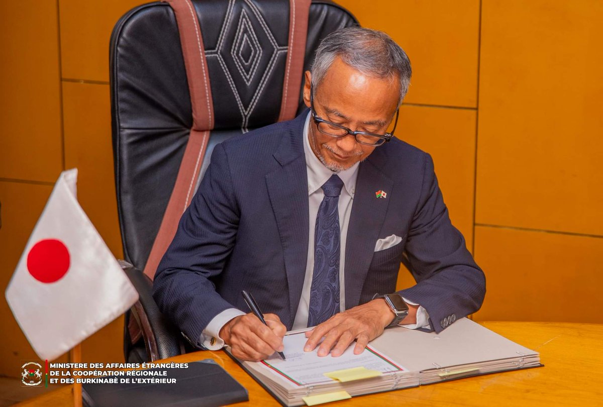 AESinfos's tweet photo. #AESinfo | #Burkina🇧🇫🤝🏾🇯🇵 #Japon
Le Japon renforce son soutien au Burkina Faso : plus de 2 milliards de francs CFA pour l'aide alimentaire

Le Japon poursuit son engagement en faveur du Burkina Faso en octroyant une aide alimentaire supplémentaire de plus de 2 milliards de francs CFA. Ce soutien financier, qui s'inscrit dans le cadre d'une coopération bilatérale solide, vise à atténuer les effets de la crise alimentaire et à renforcer la résilience des populations les plus vulnérables. Cette initiative vient appuyer les efforts du gouvernement burkinabè pour assurer la sécurité alimentaire du pays.  

Source : MAECR-BE