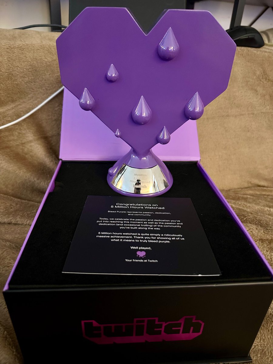 Mynthos's tweet image. Même le trophée Twitch il est juteux. 
(merci)