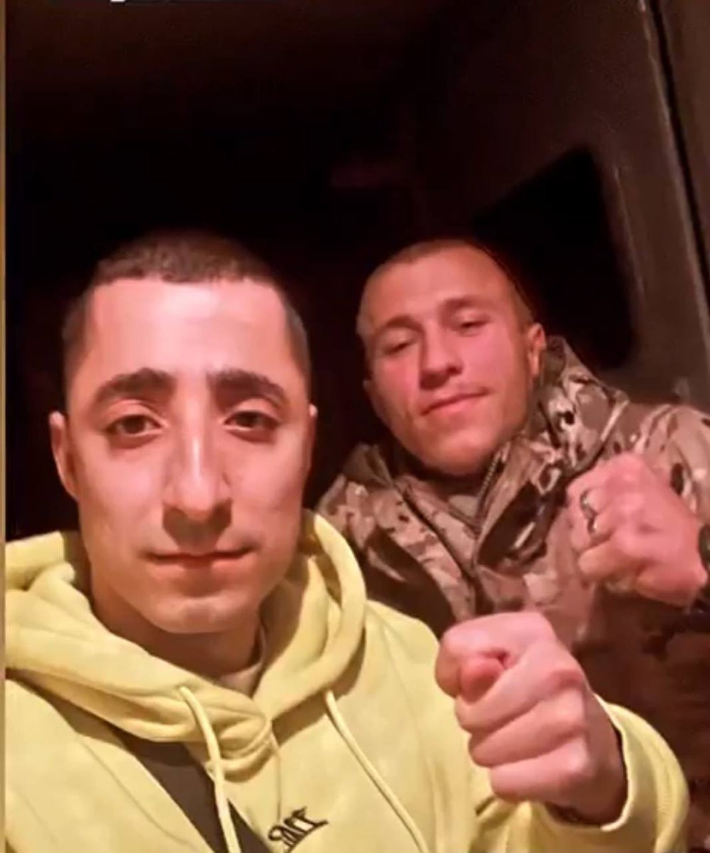 в кінці 22го року познайомився а потязі з військовим. Це молодий хлопець, років20 . Дуже скромний. Я
йому сказав, шо займаюсь
забезпеченням військових і дав номер, шоб він телефонував, коли треба шось. І він пару раз просив там шось по амуніції і все. зараз їм
треба авто 
банка👇