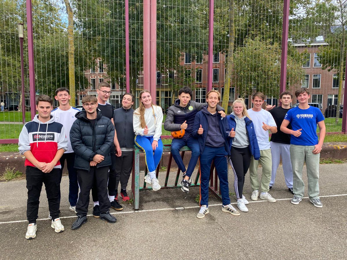 Détente sportive. Nos élèves du lycée se lancent dans un match de foot avec les jeunes hollandais. Rien de mieux que le sport pour rassembler au-delà des langues et des frontières. Vive les #ErasmusDays qui célèbrent le sport et ses valeurs d'unité et d'amitié !😉