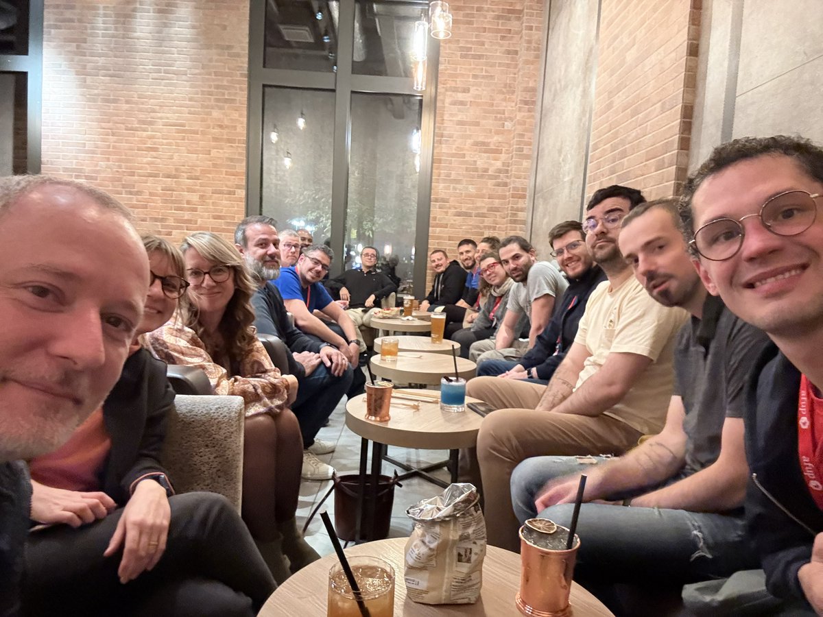 L’équipe AFUP célèbre cette première journée du #ForumPHP 2024, qui s’est déroulée comme sur des roulettes ! Grosses pensées pour <a href="/srogier/">Sébastien Rogier</a> et Jérôme L., vous nous manquez !