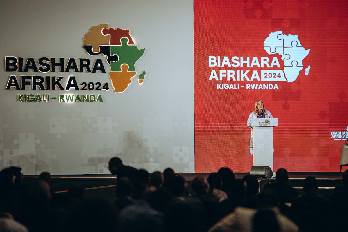 UNDPSierraLeone's tweet image. "Let's expand our horizons. I urge fellow entrepreneurs to explore cross-border markets, fostering collaboration, trade, &amp;amp; a more interconnected future."

Haja Dalanda Masally, CEO of  @sheaandmor ,  @UNDPSierraLeone  supported SME speaking on Day 2  of  the #BiasharaAfrica2024.
