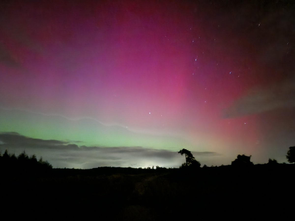🌌 Schitterend kleurrijk #noorderlicht zojuist vanuit Drenthe! Foto gemaakt met m'n telefoon! #poollicht <a href="/ASWOGeoSphere/">Austrian Space Weather Office, GeoSphere Austria</a> <a href="/StormchaserNL/">Wouter van Bernebeek</a> <a href="/ADnl/">AD.nl</a> <a href="/NOS/">NOS</a>