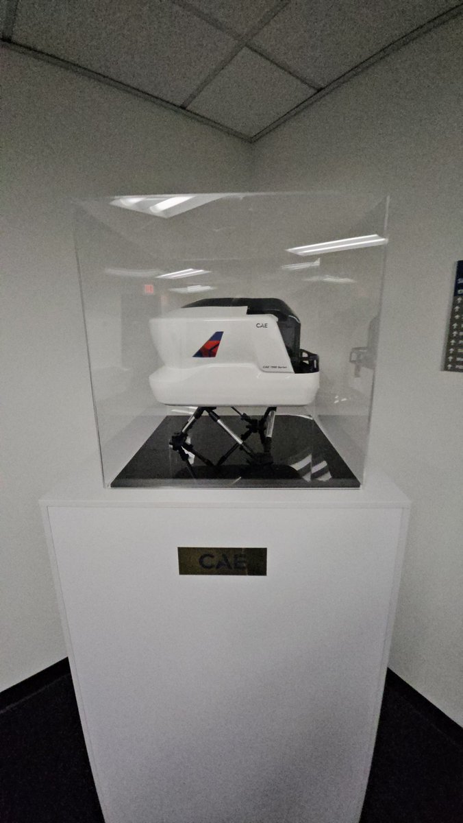 CaptainZtravels's tweet image. Airline flight simulators, like these are where pilots train for things that aren't safe to train in in the airplane.  #flightsimulators #flightsimulator #aviationnation #simulator #pilots #airplane_lovers #airplane #aviationgeek #aviation4u
