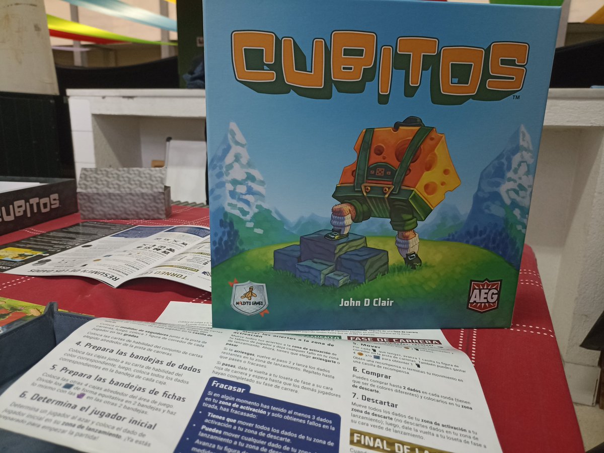 Día de juegos. Hasta cuatro he jugado primera vez.  La batalla de Versalles, La partida del Siglo, Legion y Cubitos.  Echaba de menos días así