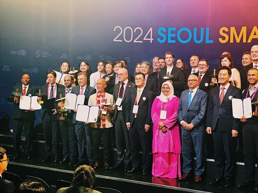 ጠንካራ ስራ አፍ አውጥቶ መስክሮ የተሸለሙት ክብርት ከንቲባ <a href="/AdanechAbiebie/">Adanech Abiebie</a> ሳይሆኑ ኢትዮጵያ ናት‼️ ክብርና ሞገሱ ለከንቲባዋ ብቻ ሳይሆን ለመላው ኢትዮጵያውያንነውና እንኳን ደስ አለን 👏🏽👏🏽👏🏽 

ክብርት ከንቲባ አዳነች አቤቤ <a href="/AdanechAbiebie/">Adanech Abiebie</a> (The Iron Lady