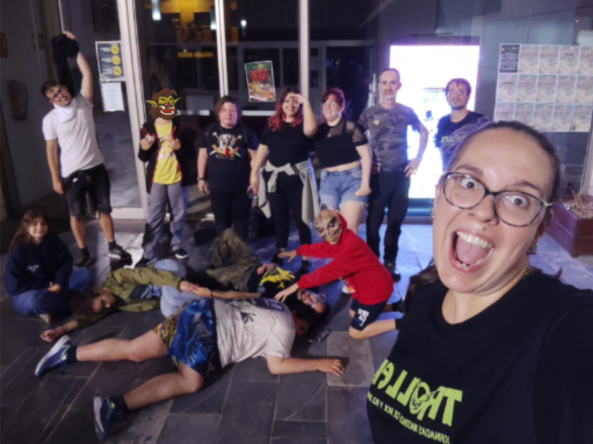 EL TIEMPO DE LOS ERIZOS
El vivo nocturno que nos trajeron Kaos Kontrolado por parte de Pilar fue como dijeron los asistentes "tan disfrutable que ha merecido la falta de sueño".
¡Tremendas las últimas horas de rol y de evento!