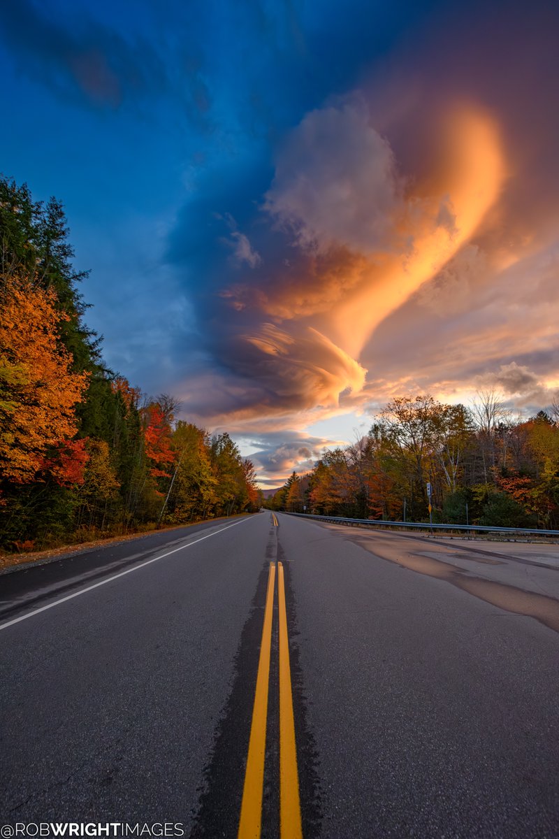 RobWrightImages's tweet image. Quite simply the best lenticular cloud I've ever seen, lit up by the setting sun above Route 16, a few miles north of the Mt. Washington Auto Road. Looks like AI but was 100% real.
--
October 9, 2024
Martin's Location, NH
#NHwx #StormHour #whitemountains #fallvibes #sunset