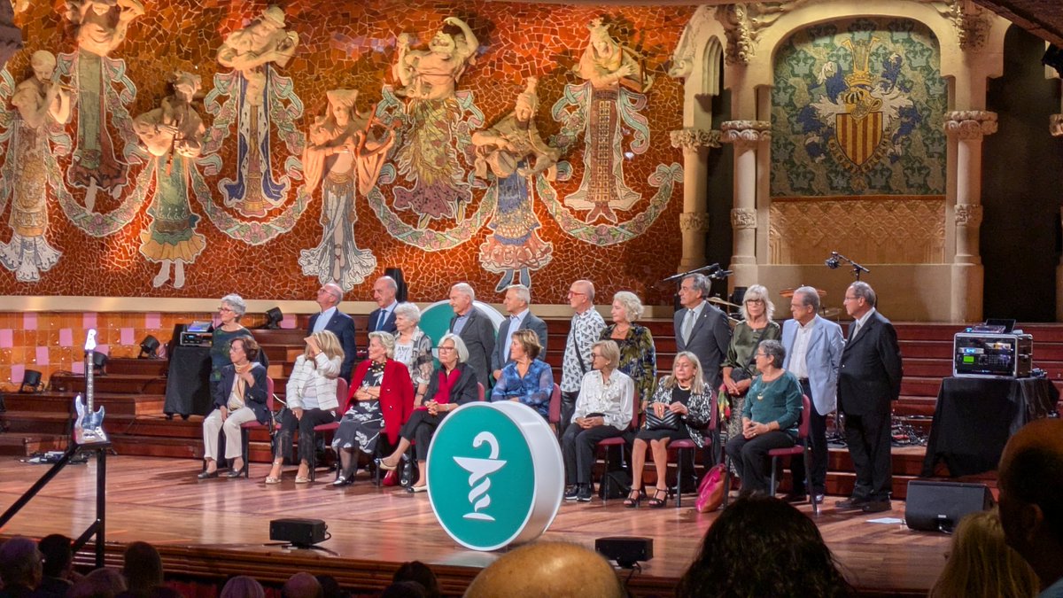 eloinaudin's tweet photo. Felicitats Mamà! 50 anys de confiança i proximitat amb els usuaris de la Farmàcia! Gràcies @farmaceuticsbcn pel reconeixement! https://t.co/Ew2sfM5Ie8