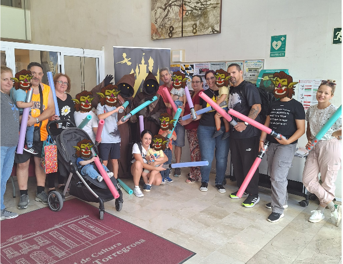 CREA TU ESPADA LÁSER CON LA JAWA FAMILY
Una actividad repleta de risas a cargo de @lajawafamily que no decepcionan y encima ideal para los más peques, prueba de ello nuestras fotos 
Todo aquel padre que desee las fotos originales sin censura que contacte con nosotros por privado