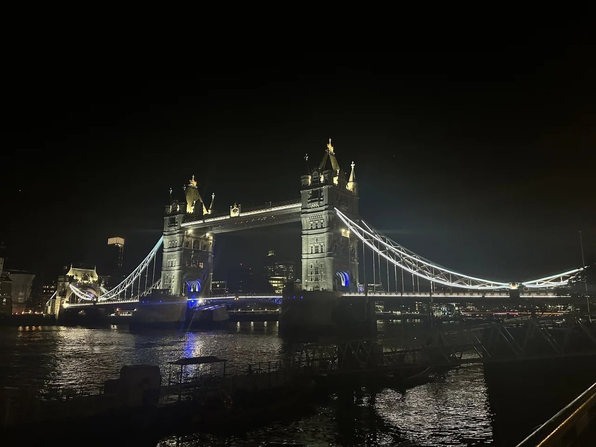 To enjoy the beauty of London, I went for a walk with my parents in the evening🇬🇧🫶🌌