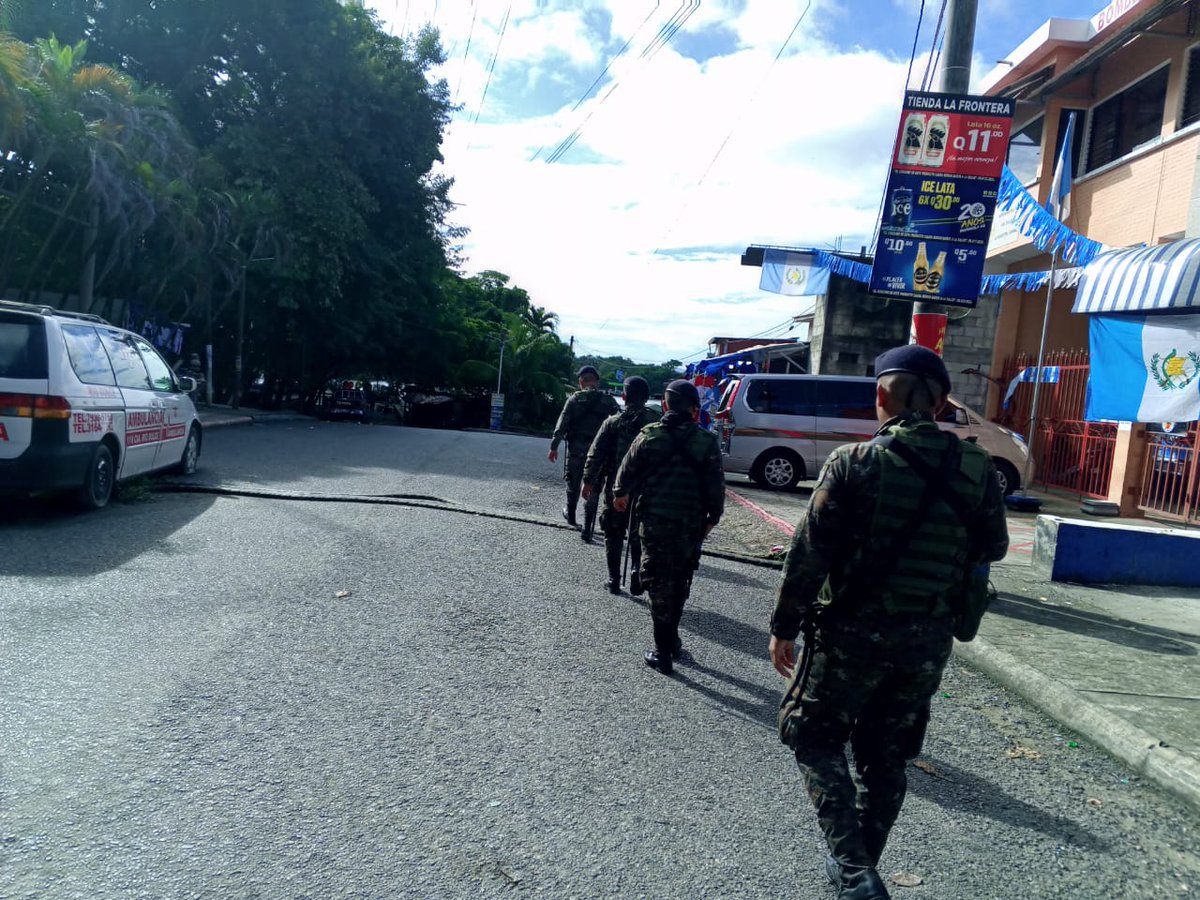 BrigadaMarina's tweet photo. ¡Reafirmamos nuestro compromiso de velar por tu seguridad! 🫡🇬🇹
Brigada de Infantería de Marina del #EjércitoGT, realiza patrullajes de #seguridad en Rio Dulce, Livingston #Izabal, garantizando #tranquilidad a los #guatemaltecos. https://t.co/Nc1C8tSS9N