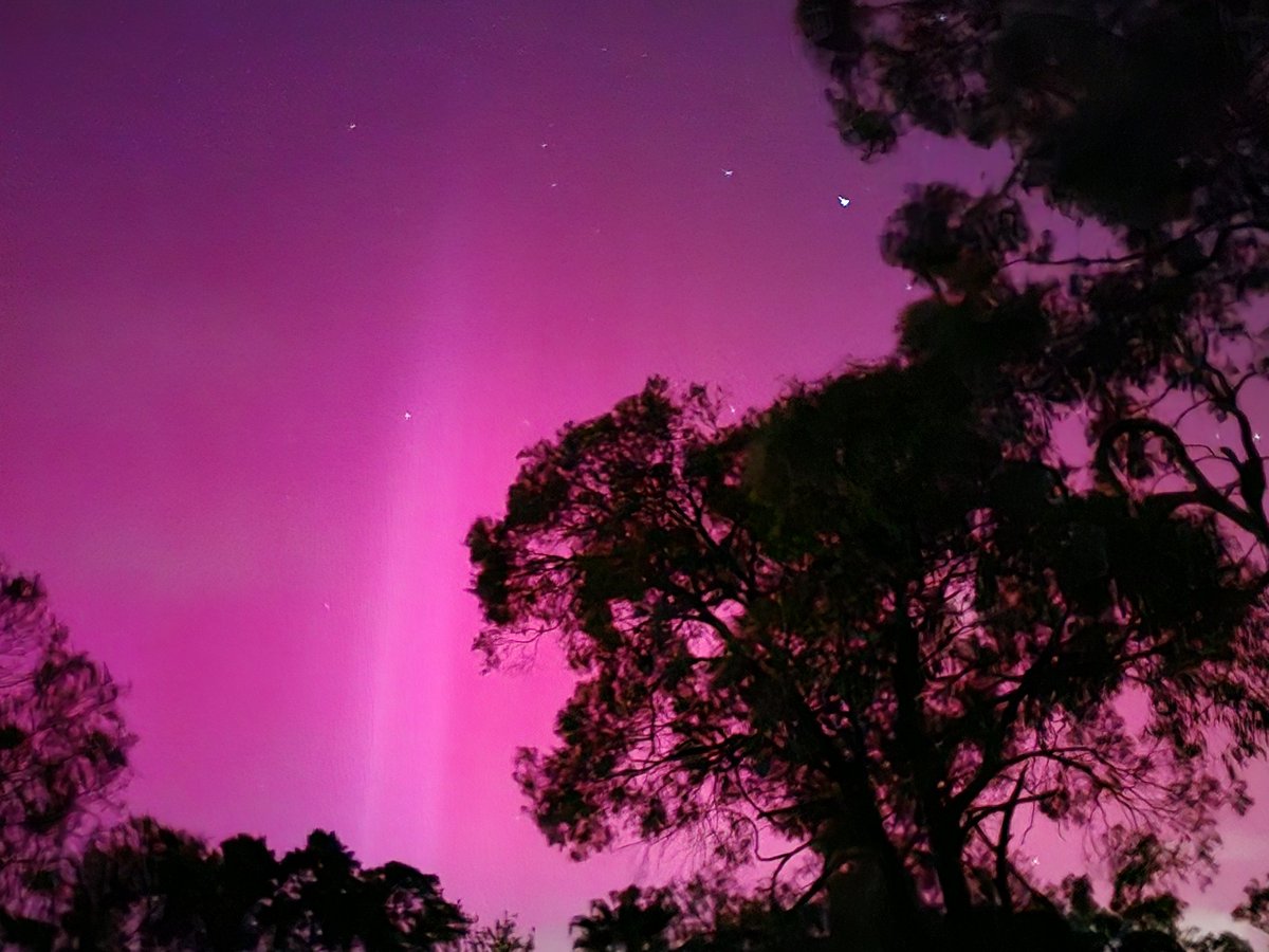 MelbMadeiran's tweet photo. Aurora Australis from Mount Evelyn. Victoria https://t.co/X1PRoVsO9g