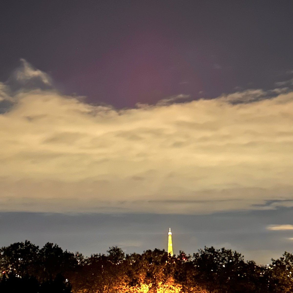 Malgré les nuages les aurores apparaissent en bordure de Paris 🤩💕✨
Quelle magie!

#aurora #Auroraborealis #auroresboreales #aurores #northernlights 

<a href="/EricLagadec/">Eric Lagadec✨🌍</a> <a href="/XploraSpace/">Xplora</a>