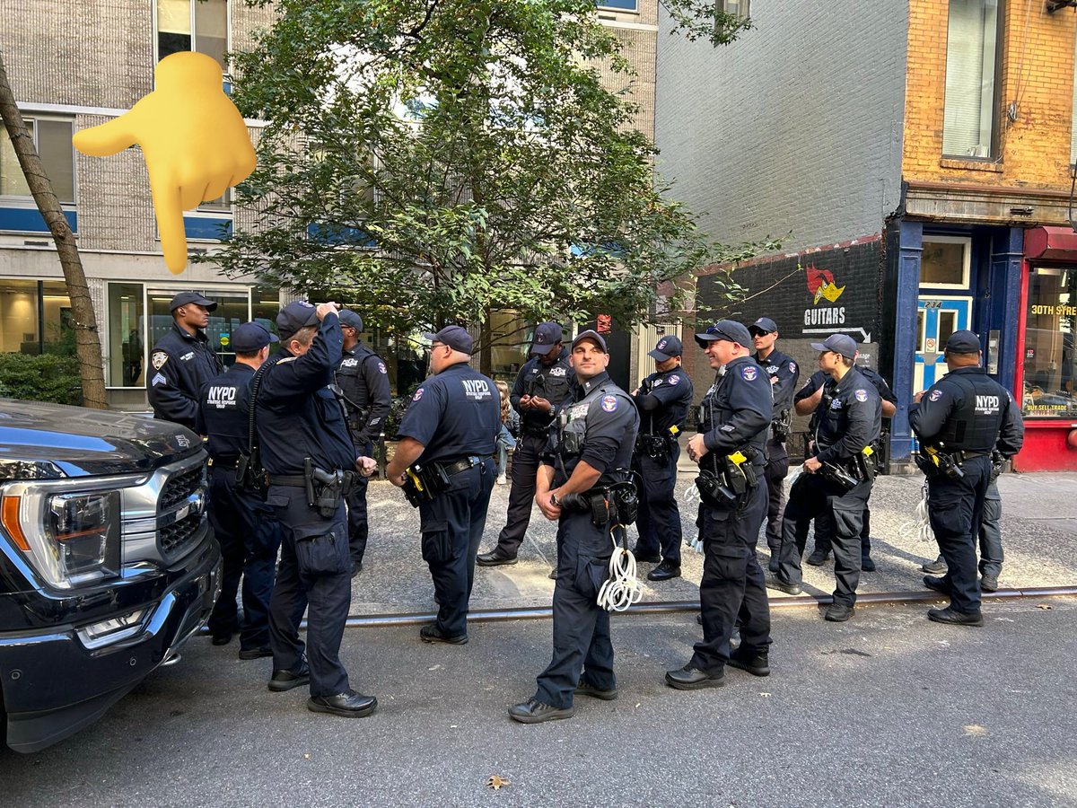 taliaotg's tweet image. Looks to be 5 students arrested for demonstrating in front of a building entrance, which opens to a public sidewalk, today.

Cop who got his gun taken away for being in a cop love triangle on the far left of the first photo above. nypost.com/2019/01/07/4-c…