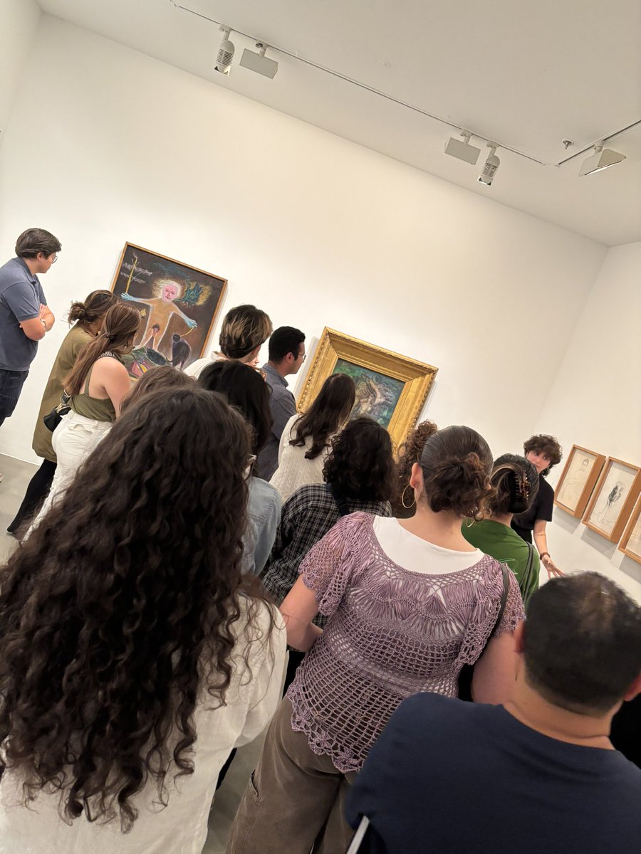 toniaira's tweet image. Grupàs #compolin (i ens falten alguns a la foto) amb un nou curs començat amb sensacions fantàstiques 🫶🏼 Molta ‘libido sciendi’ (passió pel saber), que amb companys d’altres programes de can @bsm_upf avui també hem alimentat fora de l’aula, amb visita mítica al @MuseuTapies ✨🚀