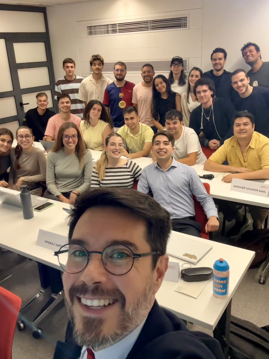 toniaira's tweet image. Grupàs #compolin (i ens falten alguns a la foto) amb un nou curs començat amb sensacions fantàstiques 🫶🏼 Molta ‘libido sciendi’ (passió pel saber), que amb companys d’altres programes de can @bsm_upf avui també hem alimentat fora de l’aula, amb visita mítica al @MuseuTapies ✨🚀