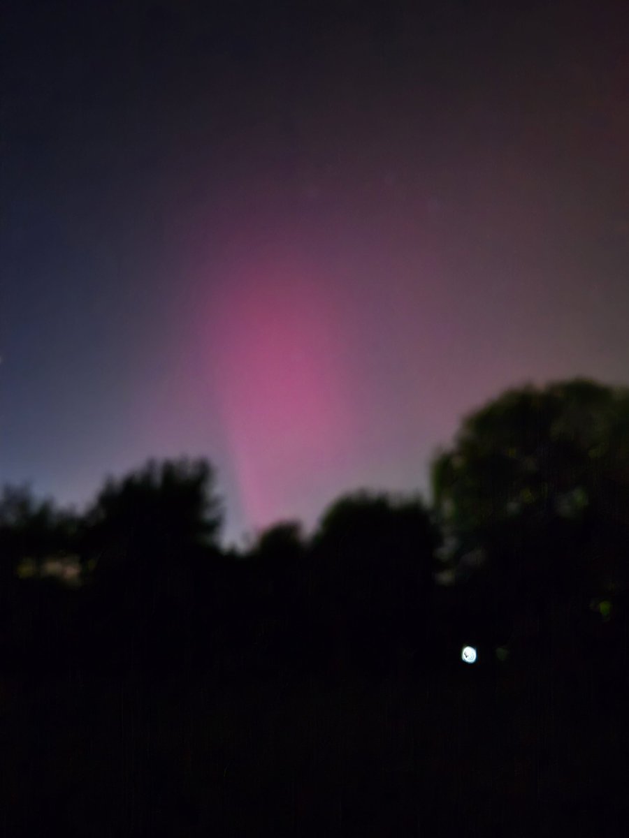 indiansign's tweet photo. Clear skies and perfect view of the Northern Lights in Navan #Aurora #Ireland https://t.co/QZg35C3oYb