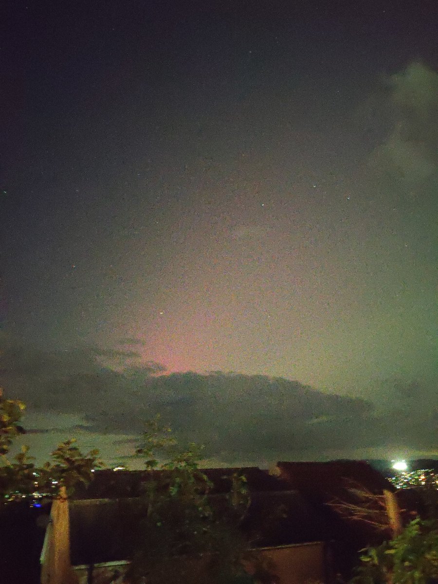Auntycraft2's tweet photo. Just taken this. Is it the Aurora? Or is it Barnsley? https://t.co/tsYHZKGtUA