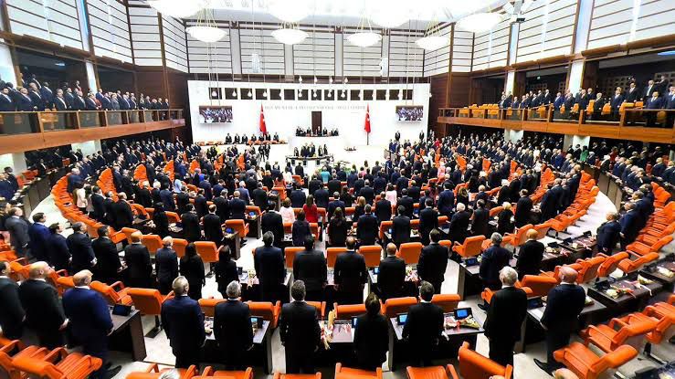EgitimBirSen's tweet photo. Öğretmenlik Meslek Kanunu, yasalaştı

Öğretmelik Mesleği ve Millî Eğitim Akademisi Kanunu görüşmeleri TBMM genel kurulunda tamamlandı; taslak yasalaştı. Asil öğretmenliğe atamada sınavın kaldırılması, AYM kararıyla dayanağı ortadan kalkan kariyer basamaklarının ve getirdiği mali hakların güvenceye alınması, eğitimcilere yönelen şiddete karşı caydırıcı hükümler getirmesi, 20 hizmet yılını tamamlayan öğretmenlere başöğretmenlik hakkı getirmesi Kanunun takdiri hak eden maddeleri.

Kanunla, öğretmenliğe atama, aday öğretmenlik süreci, adaylık sürecindeki disiplin hükümleri, kariyer basamakları, yöneticiliğe görevlendirme düzenleme konusu edilmekte; ilaveten Millî Eğitim Akademisi’nin yapısı, işleyişi, görev ve yetkileri, akademinin personel istihdamı ve eğitim çalışanlarına yönelik şiddete karşı düzenleme getirilmektedir. 

AYM iptal kararı üzerine kariyer basamaklarında ilerleme süreci yeniden düzenlenmiştir. Buna göre  sözleşmelilikte geçen süre dâhil en az 10 yıl hizmeti bulunan öğretmenlerden Akademi tarafından düzenlenen uzman öğretmenlik eğitimini tamamlayanların uzman öğretmen; en az 10 yıl uzman öğretmenliği bulunan öğretmenlerden Akademi tarafından düzenlenen başöğretmenlik eğitimini tamamlayanların başöğretmen ünvanı alması hüküm altına alınmıştır.

Yine öğretmenlikte veya uzman öğretmenlikte 20 yılını tamamlamayan ve Akademi tarafından düzenlenen başöğretmenlik eğitimini tamamlayanlara başöğretmenlik hakkı tanınmıştır. 20 yılını dolduran yaklaşık 230 bin öğretmenin başöğretmenlik ünvanı ve mali hakkına kavuşacak olması, kısmen de olsa beklentinin karşılık bulması, tecrübenin değer görmesi adına olumlu bir adımdır.

Eğitim çalışanlarına yönelik kasten yaralama, hakaret, tehdit, görevi yaptırmamak için direnme suçlarında verilecek ceza yarı oranda artırılacak; hapis cezaları ertelenmeyecek; kasten yaralama suçu tutuklama nedeni sayılacak; kamu hizmetlerinden yararlanmanın engellenmesi suçu kapsamına eğitim çalışanlarına yönelik şiddet de eklenecek; özel okul personeli de bu suçların mağduru olmaları hâlinde kamu görevlisi sayılacaktır. Eğitimcilerin uzun zamandır beklentisi olan eğitimciye şiddete taviz vermeyen, caydırıcı ve faili cezalandıran bir düzenlemenin, eğitimciye yönelen şiddete artık son verecek bir araç olması en büyük temennimizdir.

Denetim üzerine öğretmenlik görevini yerine getirmede yetersizliği görülenlerin GİHS memur kadrolarına atanmalarına ilişkin taslak hükmünün genel kurul görüşmeleri sırasında kanun metninden çıkarılması olumludur.

Şube müdürleri, eğitim uzmanları, araştırmacılar ve müfettişler için uzman/başöğretmenlik hakkı tanınmaması, Kanunun göze çarpan, eğitimciler arasında benimsenmesini zora sokan, sorun çözmek yerine çözümü öteleyen en önemli noksanıdır.

Taslağın yasalaşmış olması bizim açımızdan noksanlıkların kabulü değil; çabanın ve mücadelenin devamı anlamına gelmektedir. Eğitim-Bir-Sen olarak bu noksanlıkların giderilmesi, öğretmenlerin hak ve yetkileri ekseninde içeriğinin geliştirilmesi adına yetkili ve sorumlu kişi ve kurumlar nezdindeki çabamız sürecek, mücadelemiz ve mesaimiz devam edecektir.

#ÖğretmenlikMeslekKanunu