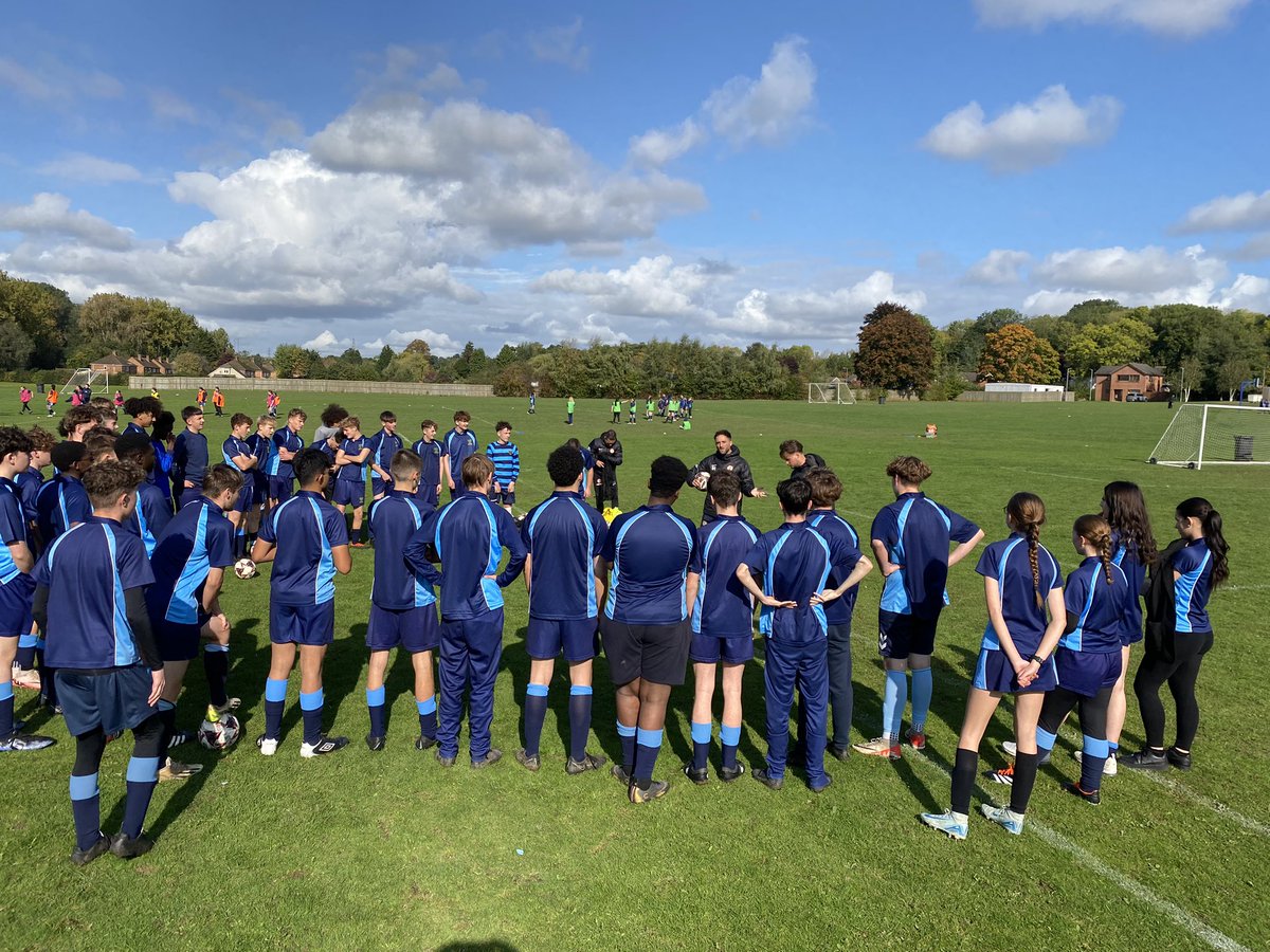 AvonValleySchPE's tweet image. Following our careers fair this morning, @AvonValleySch continued their relationship with @RugbyBoroughAca as Liam, Will and Joe delivered a practical session and presenting to Yr 11 students #AVSPE